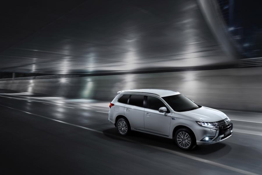  Mitsubishi Outlander PHEV 2018 года  (WW) (фото 15 из 43)